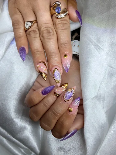 Detailed nail art on enhancement set